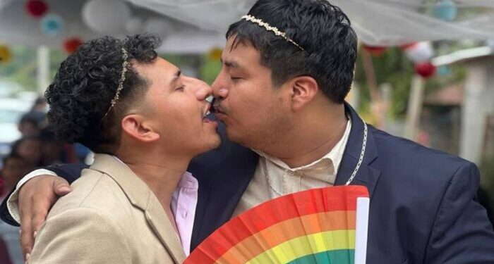 Adrián y LuisFer celebraron la primera boda gay mixe en Oaxaca 