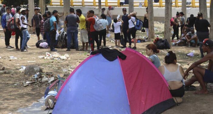 Chiapas: Migrantes instalan campamento temporal para entregarse al INM