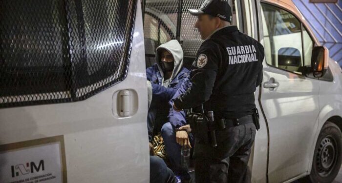 NL: Detenidas tres personas que traficaban a 28 migrantes