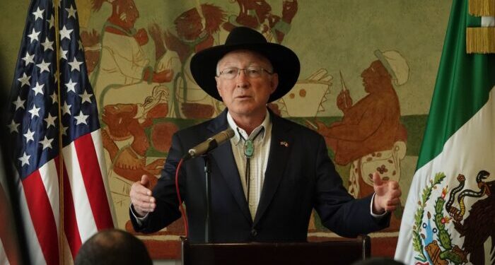 Necesitamos que Congreso de EU actúe ante desafío migratorio: Ken Salazar