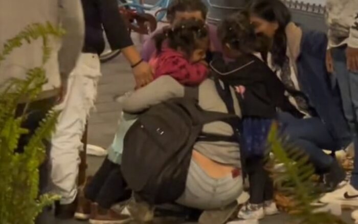 Video | Policías de CDMX tiran canasta de churros a vendedora y sus hijas; los suspenden