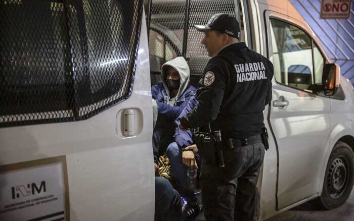 NL: Detenidas tres personas que traficaban a 28 migrantes