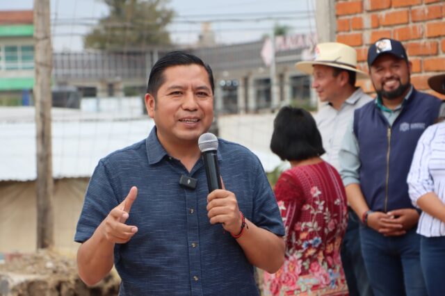 Entrega Filomeno Sarmiento Torres pavimentación de la privada 18 de marzo en Chautenco