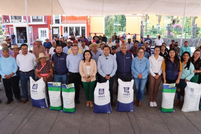 El presidente municipal Filomeno Sarmiento Torres hizo la entrega de semillas y fertilizantes a los campesinos de Cuautlancingo