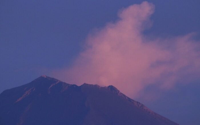 EU emite alerta de viaje por actividad del volcán Popocatépetl