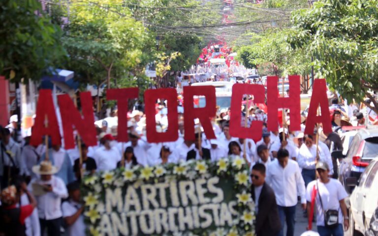 Homenaje a “mártires” y exigencia de justicia en Guerrero;el grito de seis mil antorchistas