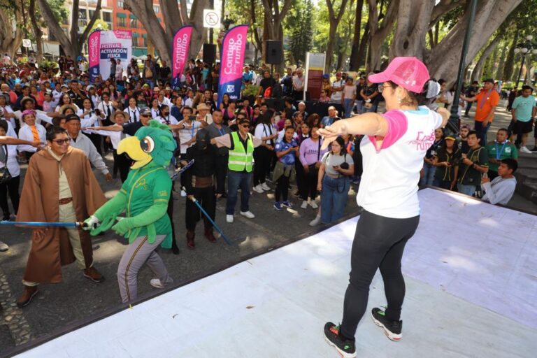 ’Gran paseo muy padre’ reunió a más de 800 personas en el zócalo de Puebla.