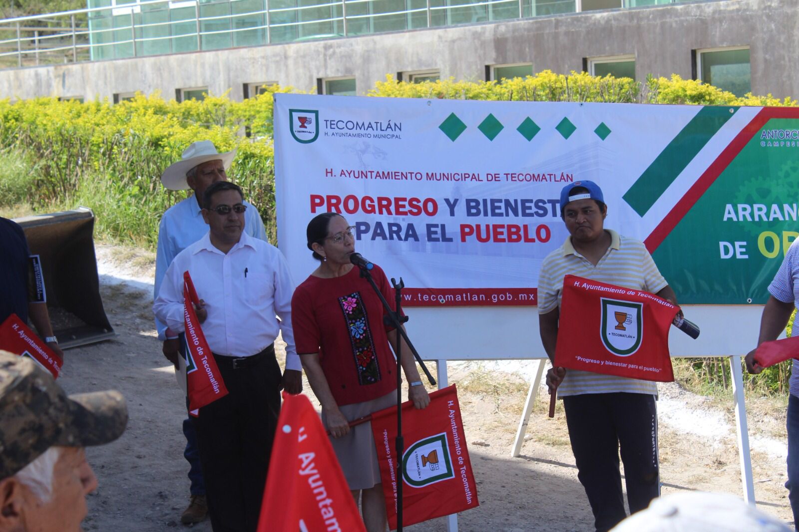 Arranca pavimentación en la “Unidad Magisterial” de Tecomatlán. La obra beneficiará a vecinos y jóvenes estudiantes