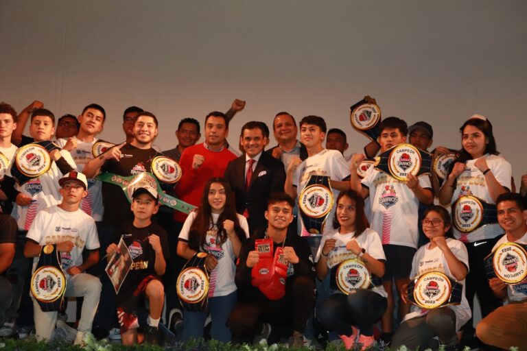Ayuntamiento de Puebla presentó la conferencia ‘a dios rogando y con los guantes dando’ a cargo de “el finito” López