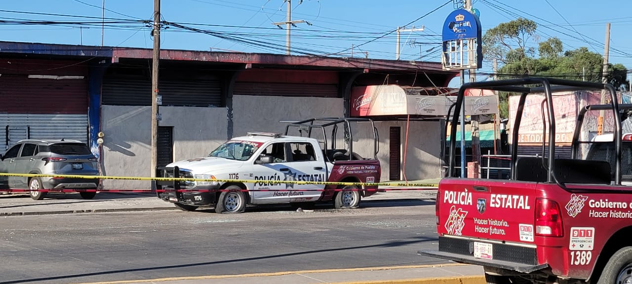 Un comando armado de al menos 15 sujetos atacó el bar Pinochos ubicado en el municipio de Amozoc que dejó un saldo cuatro civiles muertos y 3 policías estatales lesionados.