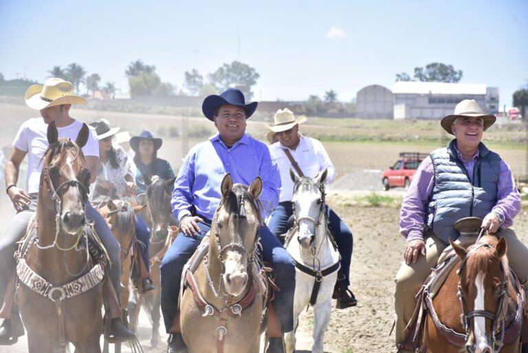 Con cabalgata, celebra Julio Huerta el Día del padre con ciudadanos de Chipilo