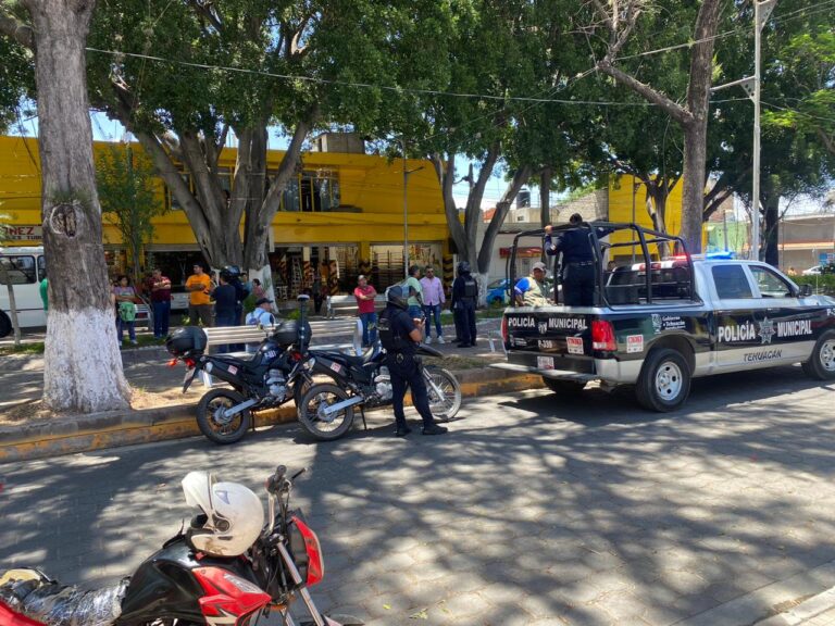 Vecinos atrapan a presuntos roba coches en Tehuacán.