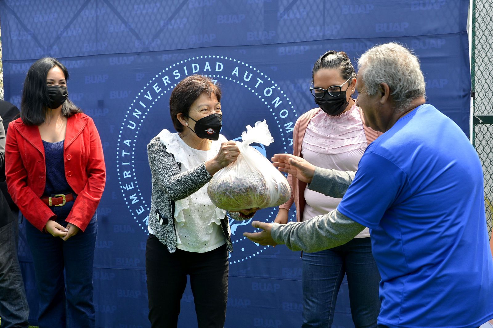 La Rectora María Lilia Cedillo Ramírez entrega de manera simbólica lo recaudado en el Croquetón 2023