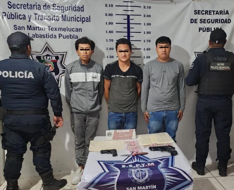 Seguridad pública y tránsito municipal de San Martín Texmelucan detienen a tres masculinos con probable droga, armas de fuego y arma punzo cortante