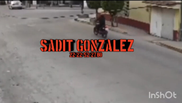 Poste de luz cae sobre motociclista y muere en colonia Amor, Puebla