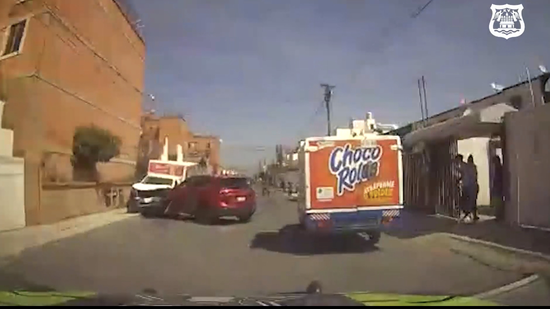 Policía municipal de Puebla detiene a un sujeto que de manera violenta robó una camioneta.