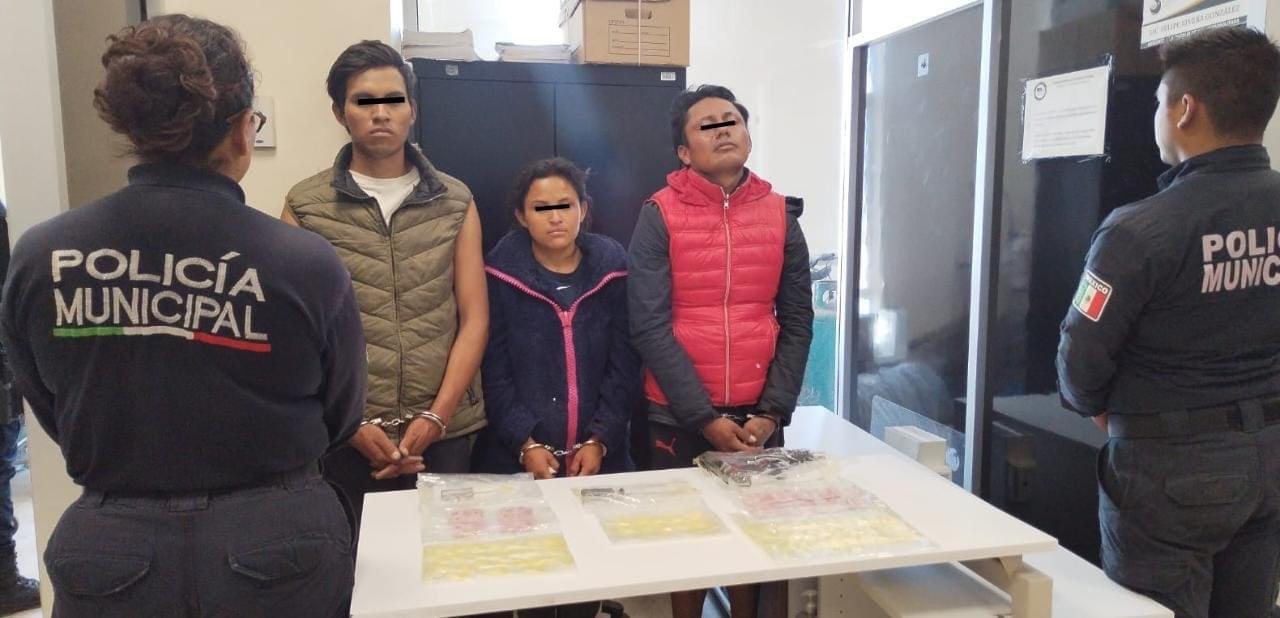 🚨La secretaria de seguridad pública y transito municipal de San Martín  Texmelucan en recorrido de seguridad detuvo a 3 personas  con armas de fuego, objetos punzocortantes  y probable sustancia nocivas para la salud.🚨