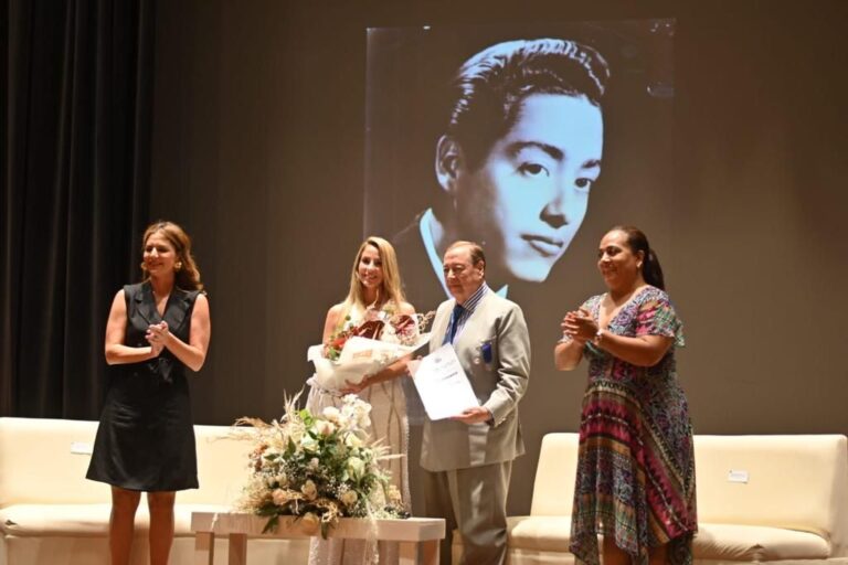 Realiza la alcaldesa Paty Lobeira de Yunes homenaje al diseñador Tirso