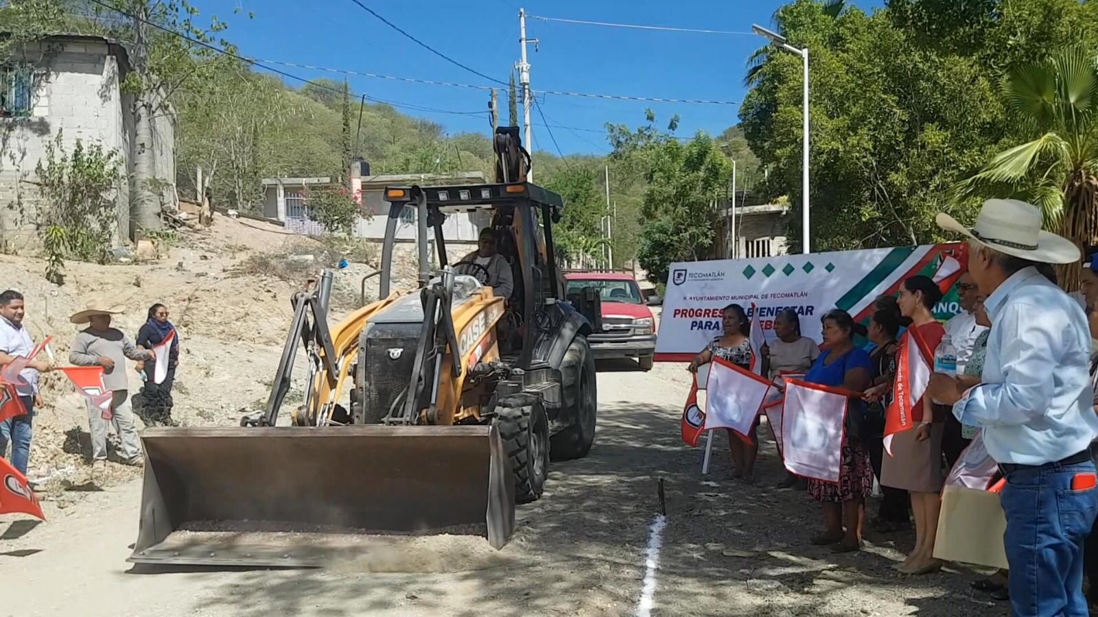 Atiende gobierno de Tecomatlán necesidades de la población “La pavimentación de la calle Cuauhtémoc era una demanda sentida de la gente”