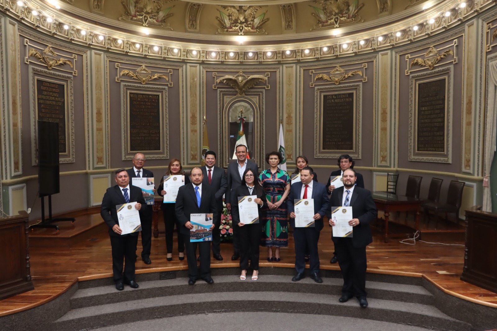 Entregan títulos profesionales a trabajadores en el Congreso del Estado