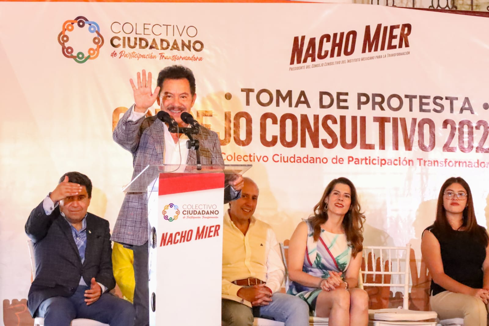 Toma Nacho Mier protesta a integrantes del colectivo ciudadano de participación transformadora