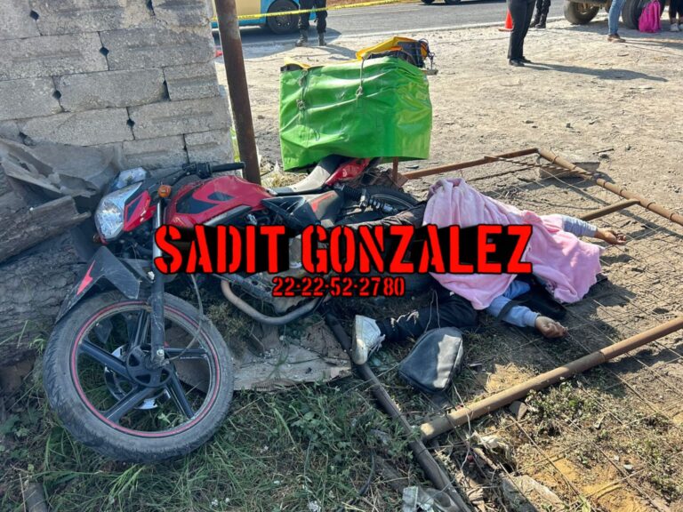 Muere motociclista al chocar contra la cerca de una casa en Tlatlauquitepec.