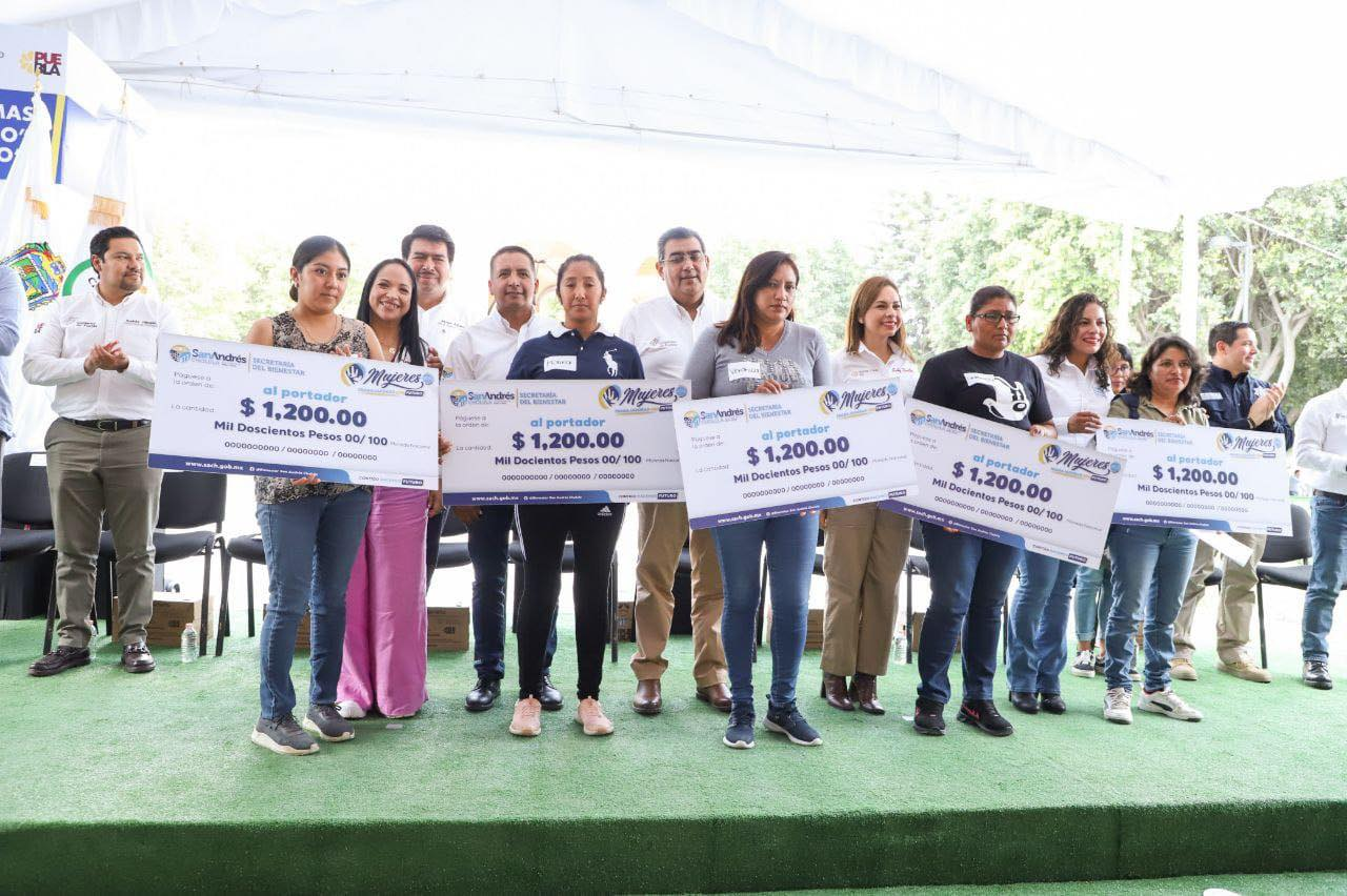 Entrega gobernador de Puebla y mundo Tlatehui,apoyos a mujeres San Andrés.