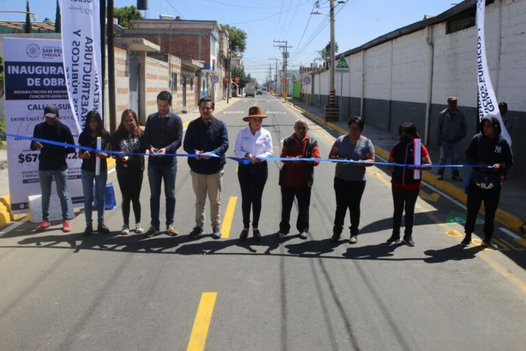 Paola Angon entrega rehabilitación de la calle 3 sur a familias de Xixitla.