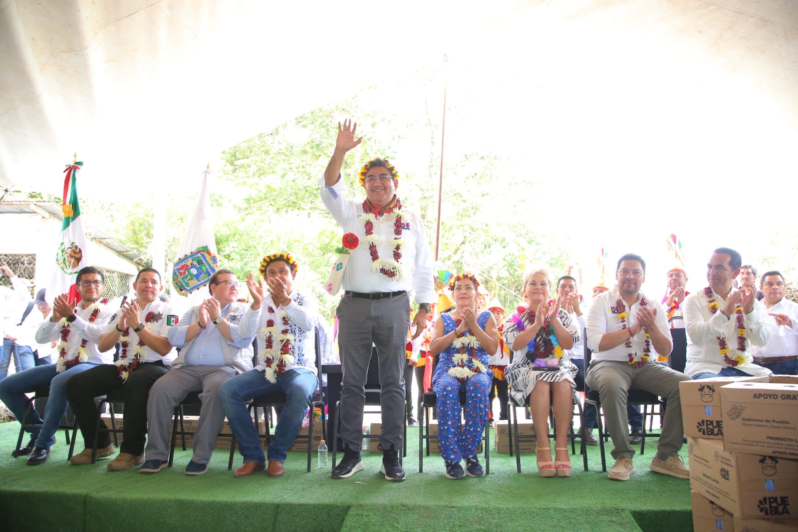 Con obra vial y programas sociales, gobierno estatal lleva progreso a Tlacuilotepec