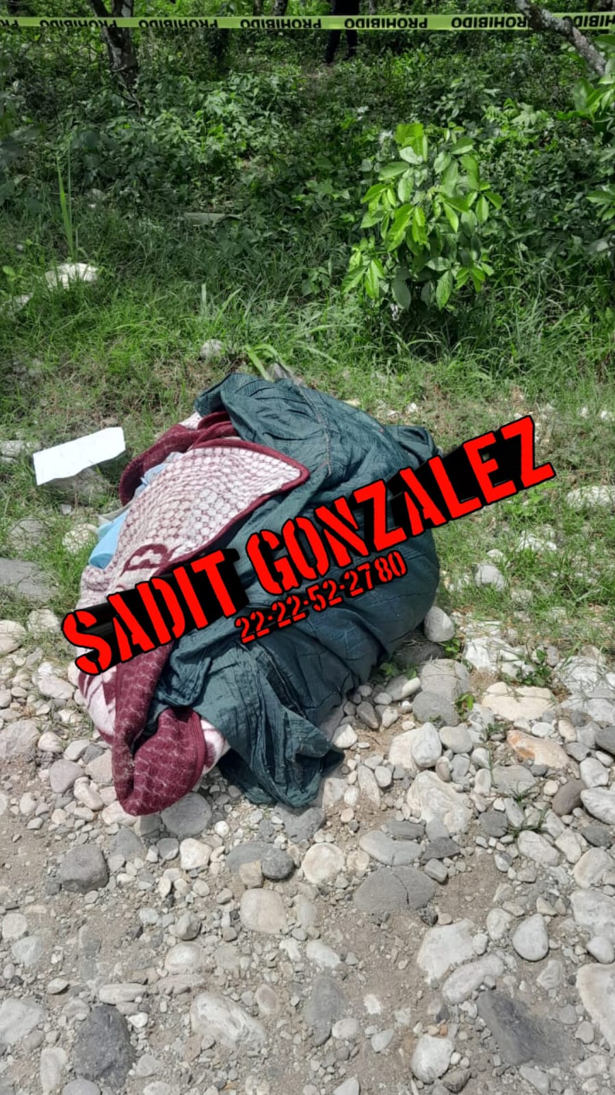 Hallan cadáver encobijado y decapitado en Hueytamalco