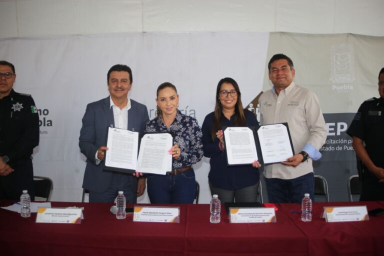 Paola Angon firma convenio con el ICATEP, impulsando mejores oportunidades de empleo para mujeres cholultecas.