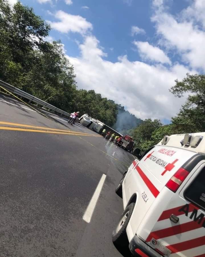 Fatal accidente en la autopista México-Tuxpan deja dos muertos.