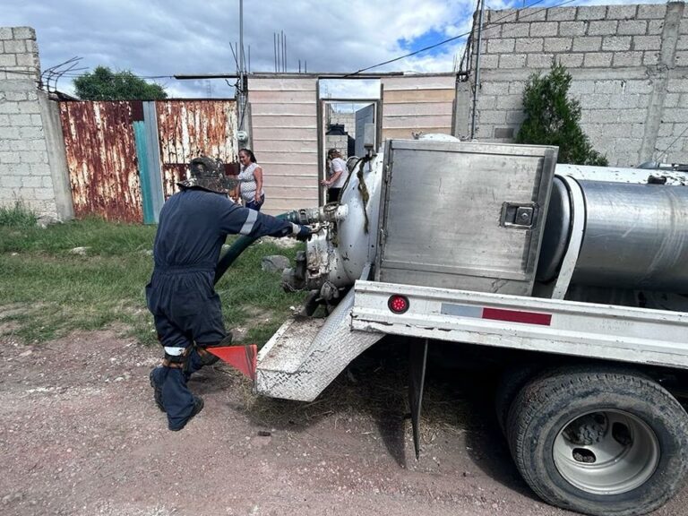 Brinda gobierno de Ocoyucan apoyo de desazolve en colonia Tlacaélel