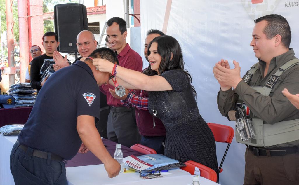 En el día del Bombero ;Norma Layón entrega incentivos  económicos y uniformes Y UNIFORMES