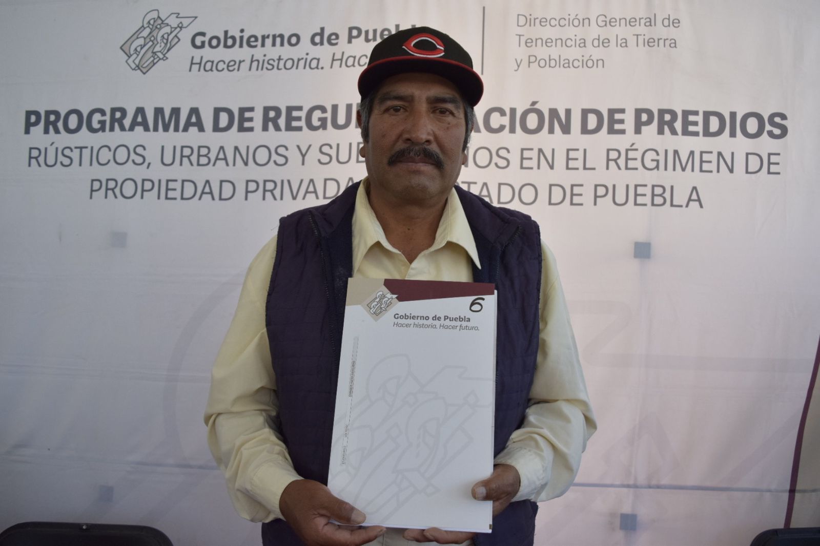 Con entrega de títulos de propiedad, SEGOB da certeza jurídica a familias poblanas