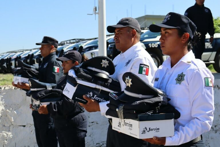 Alcalde de Ocoyucan entrega uniformes a elementos de SSP