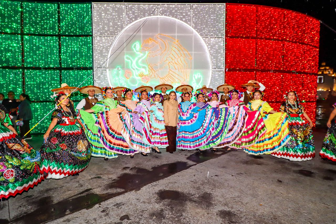 Inaugura Paola Angon adornos patrios que iluminarán San Pedro Cholula durante Septiembre