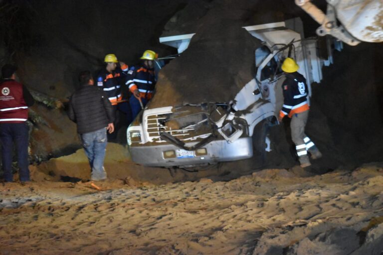 Rescatan sin vida a hombre sepultado en Tlatlauquitepec.