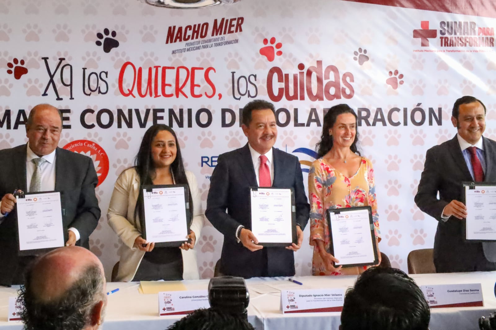 Firma Nacho Mier convenio de colaboración para mejorar la vida de las mascotas