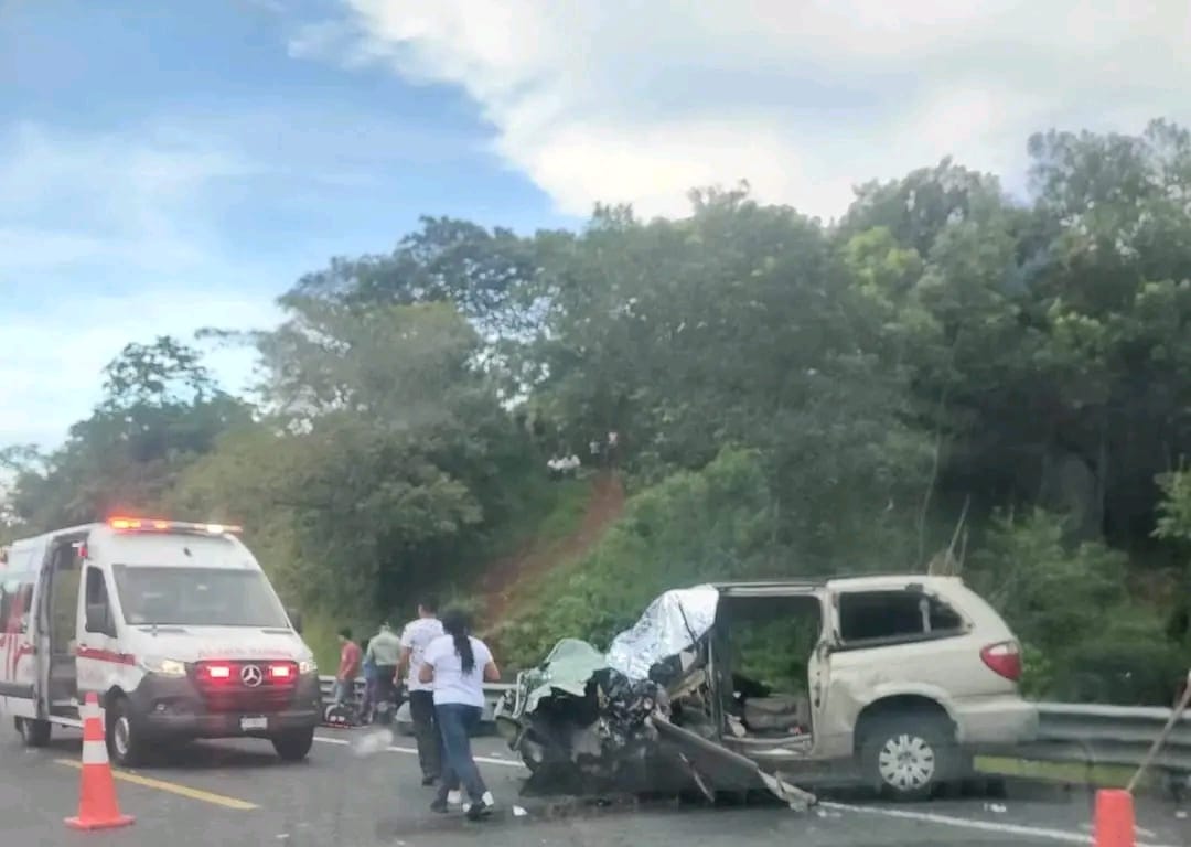 Terrible accidente cobra la vida de dos personas sobre la México-Tuxpan