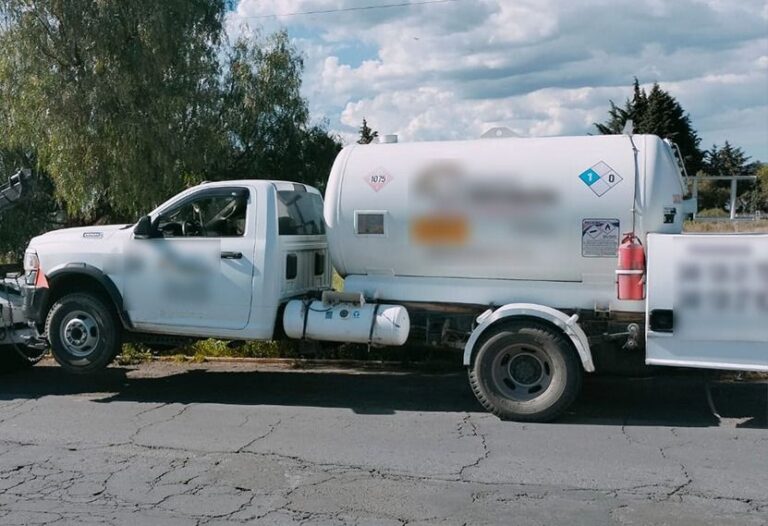 En Texmelucan, Policía Estatal detiene a dos hombres por traslado ilegal de hidrocarburo