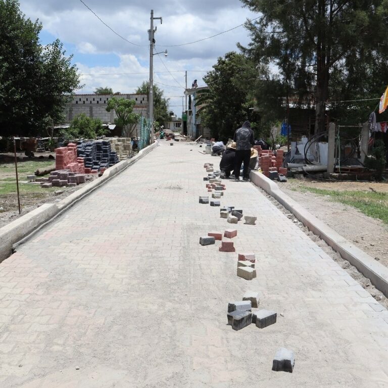 Pavimenta gobierno antorchista calles de Santa María Malacatepec