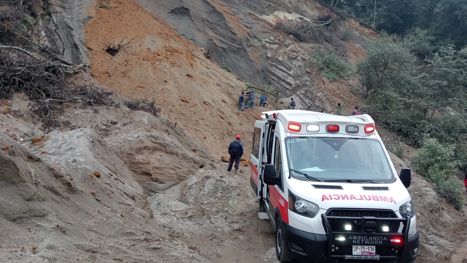 Alud sepulta a tres trabajadores en Tlatlauquitepec
