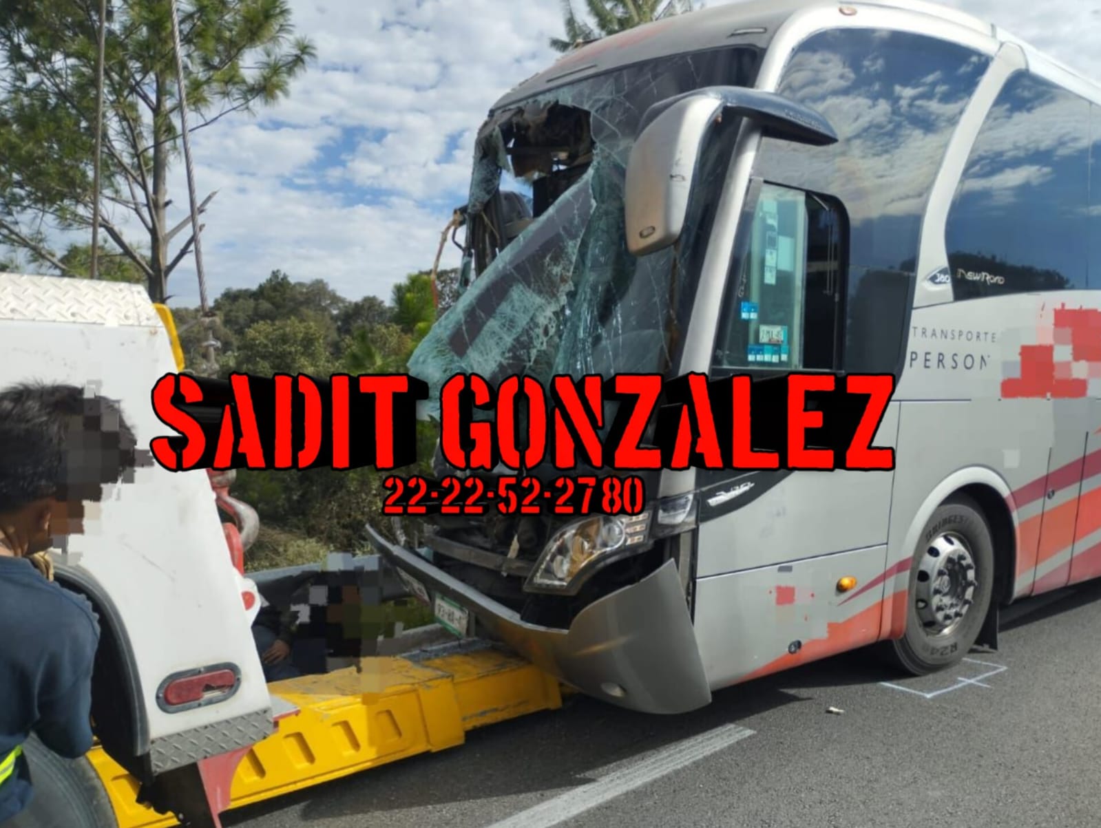 Choque por alcance entre autobús y trailer deja dos muertos y un herido en Acajete.