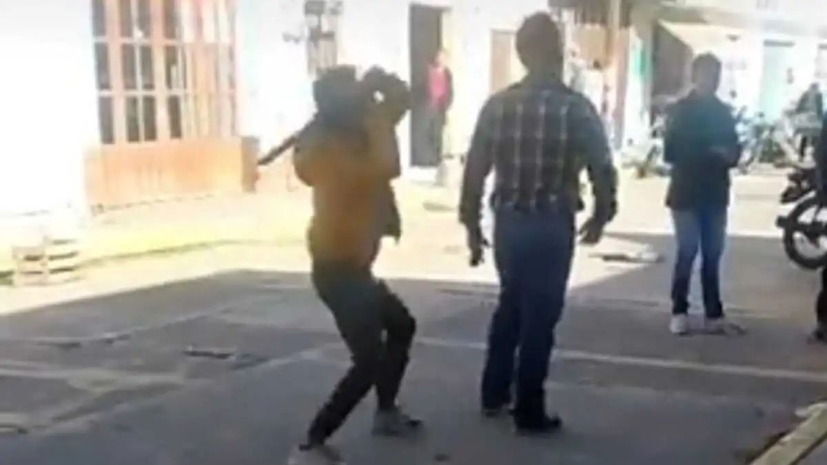 Golpean a padre de familia en Texmelucan por exigir cuentas de cuotas escolares