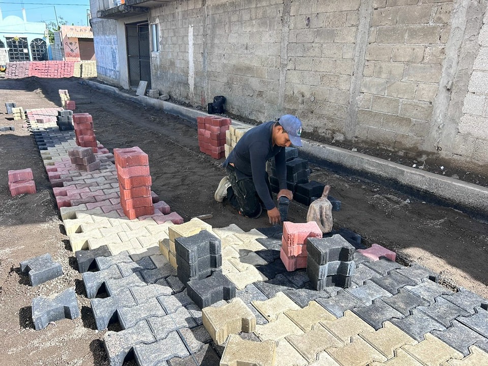 Adoquinan importante vialidad en colonia Cristina Rosas