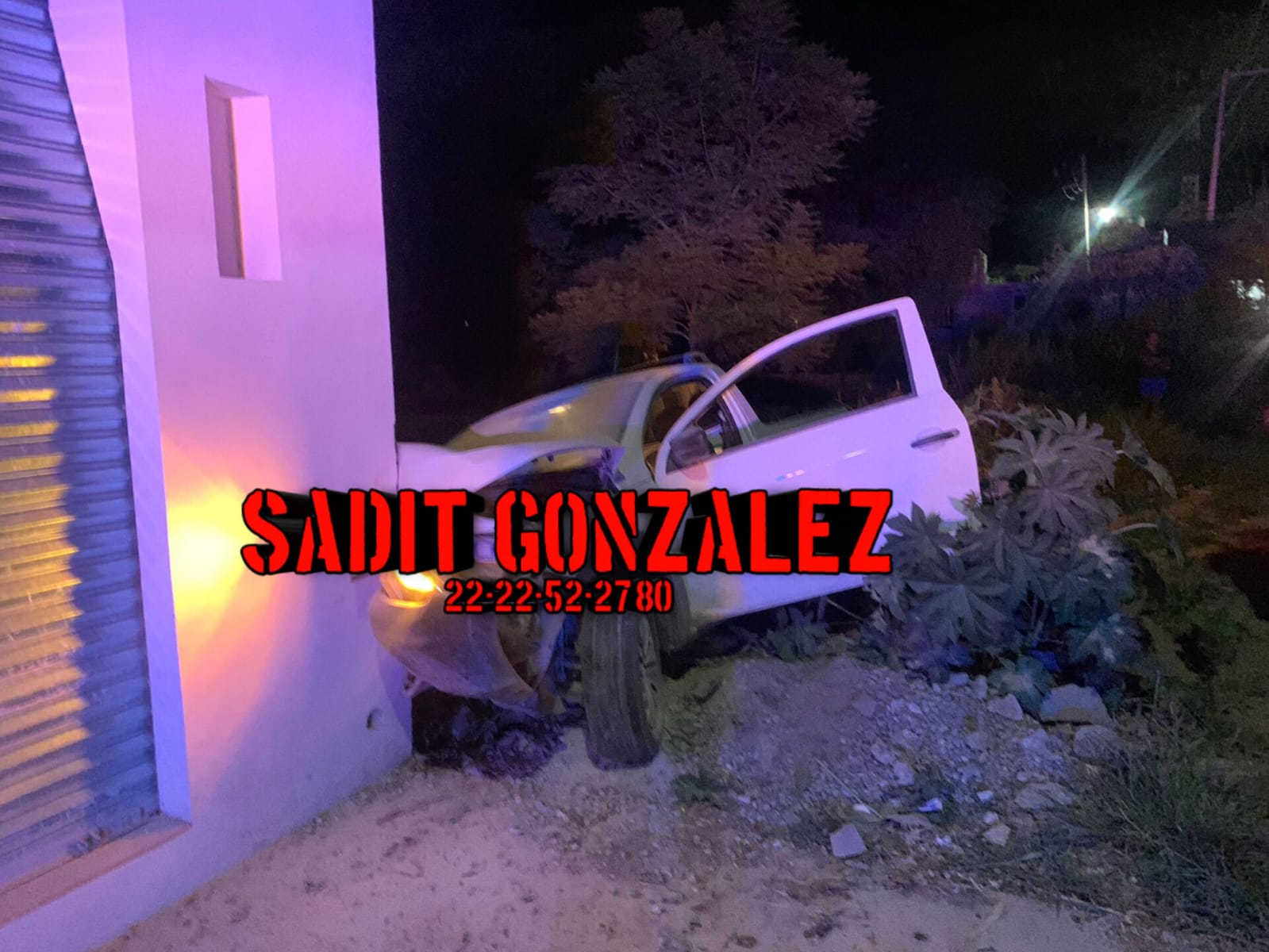 Por darse a la fuga de un retén policial se estampa contra una casa en Chilac.