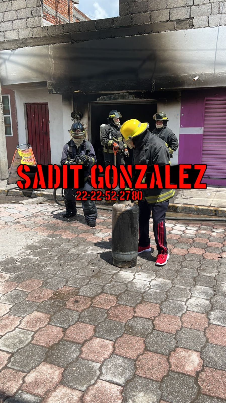 Dos personas con quemaduras al explotar tanque de gas dentro de un negocio de memelas en Chachapa, Amozoc.
