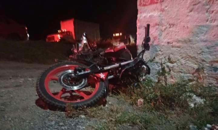 Un muerto y una lesionada dejó choque entre una motocicleta y una camioneta en Cañada Morelos.