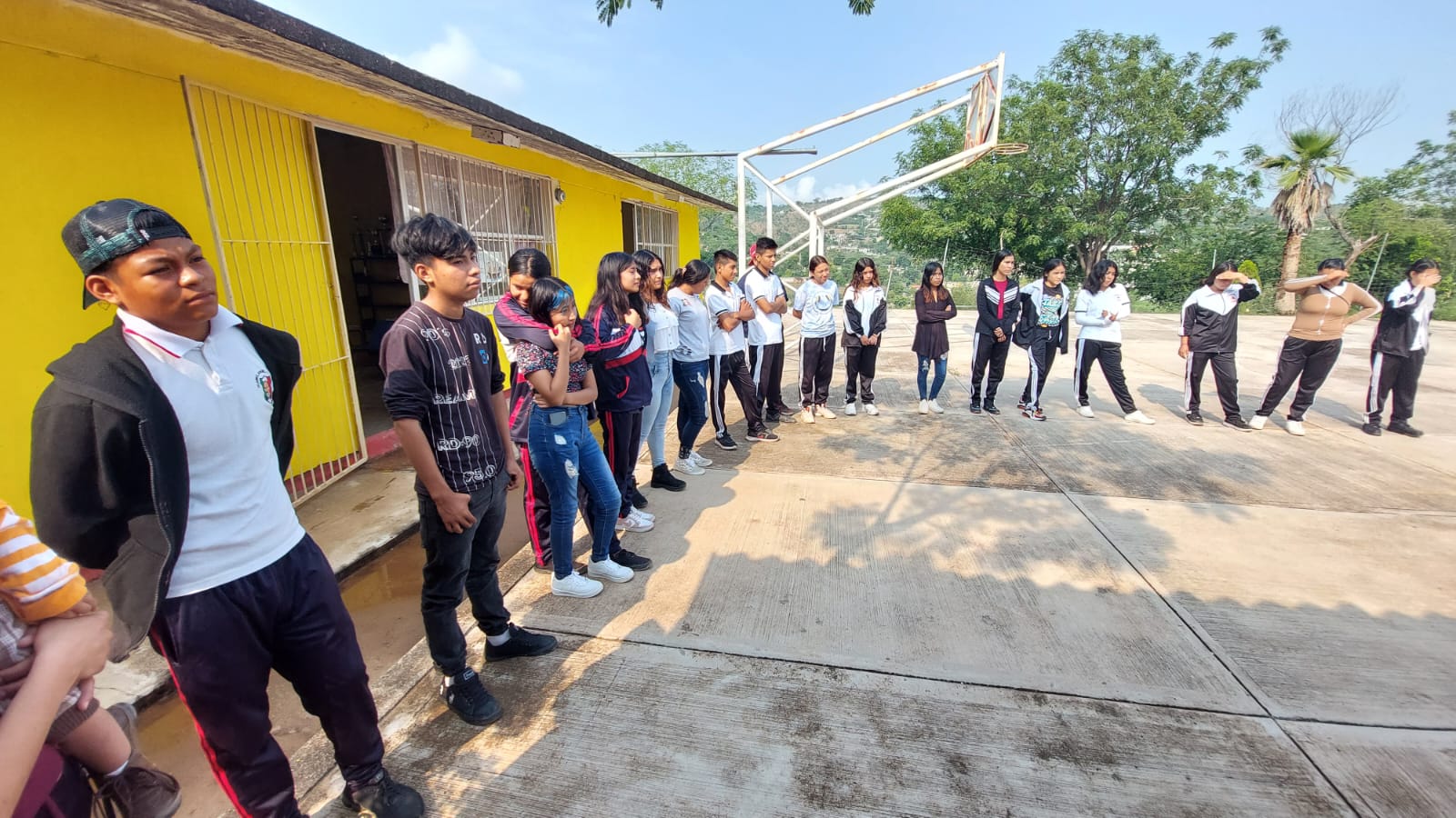 Reciben estudiantes, clases entre goteras